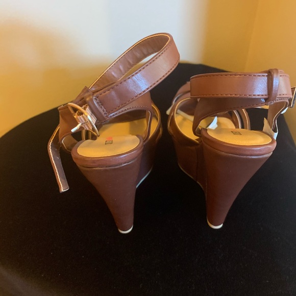 Just Fab Brown Strappy Wedge Sandal 7.5 - Picture 2 of 4